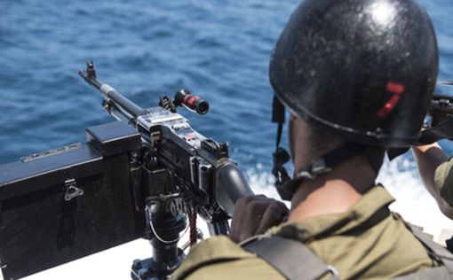 Солдата ВМС не пускают на борт: не привился | Фото: AFP