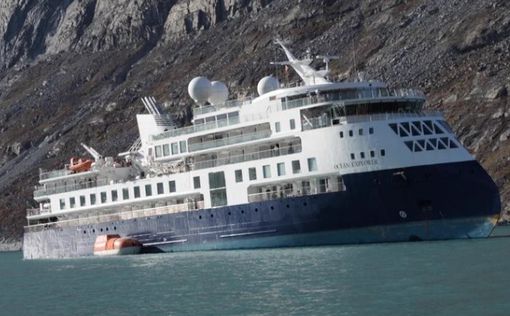 Круизный лайнер сел на мель возле Гренландии: Помочь смогут не скоро