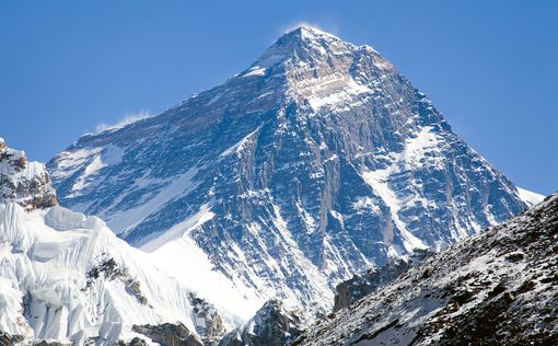 Впервые слепой альпинист из Китая покорил Эверест