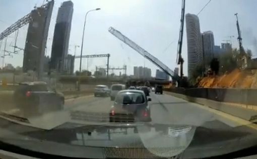 Видео: Металлическая конструкция рухнула на шоссе Аялон