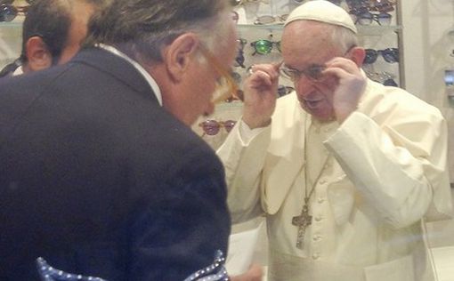 Папа Римский самостоятельно подбирает себе очки