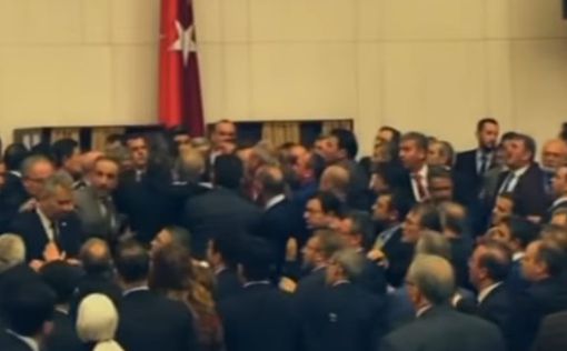 Турция: парламентские дебаты закончились дракой