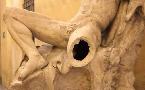 В Милане во время экскурсии повредили статую