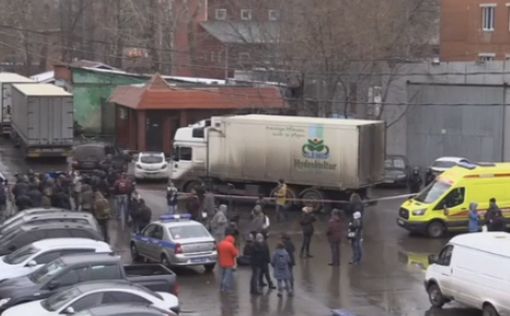 Полиция проводит зачистку здания фабрики "Меньшевик"