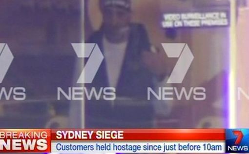 У террориста в Сиднее четыре бомбы и он требует флаг ISIS