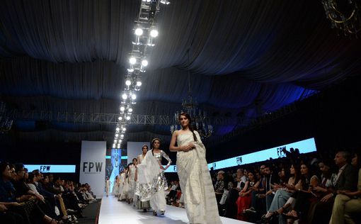 Пакистанские модницы начинают оголяться