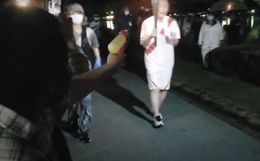 В Японии женщина пыталась потушить олимпийский огонь из водяного пистолета