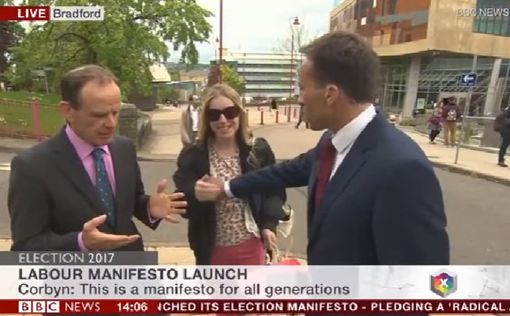 Телеведущий BBC взял женщину за грудь в прямом эфире. Видео