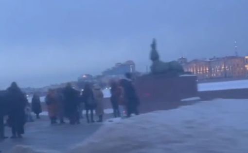Россияне массово несут цветы в память о Навальном: силовики мешают