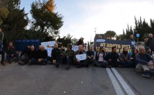Протестующие у Кнессета призывают к выборам