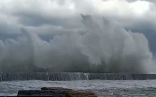 "Море волнуется раз": завораживающие кадры со штормом "Кармель"