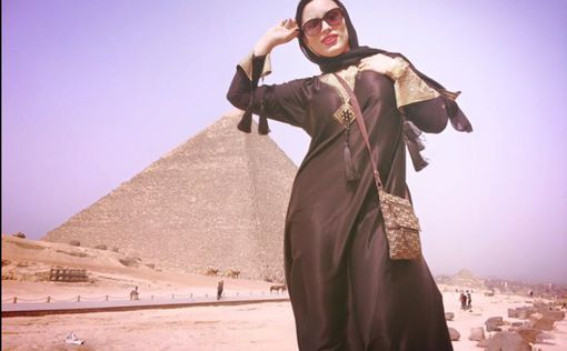 Египет: Порноактриса показала прелести на фоне пирамид