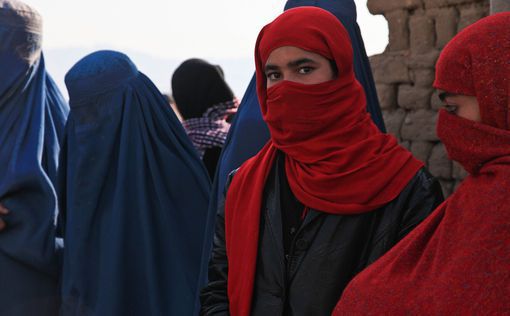 Талибы приказали женщинам на ТВ закрывать лица