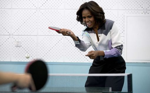 Мишель Обама играет в пинг-понг и умеет писать по-китайски