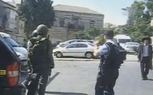 Полиция спасла трех солдат из синагоги в Меа Шаарим