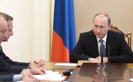Путин обязал чиновников сдавать полученные подарки