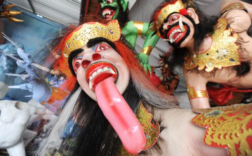 Парад демонов на Бали перед Новым годом