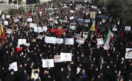 Полиция применяет силу против мирных демонстрантов в Тегеране