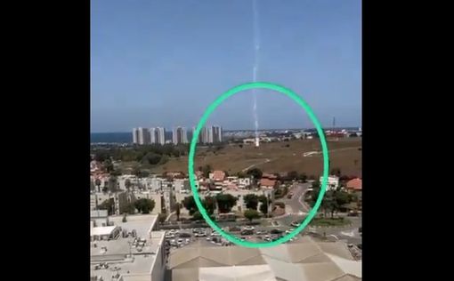 Видео: момент падения осколков ракеты на торговый центр в Акко