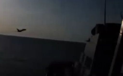 Российские истребитель симулирует атаку возле эсминца США