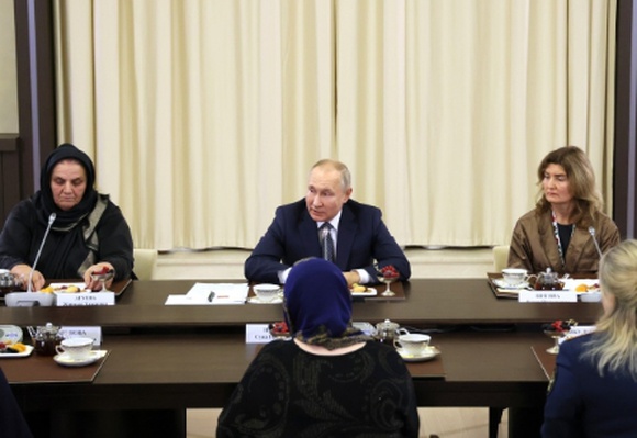 Солдатские матери с которыми встретился Путин: чиновники и единоросски