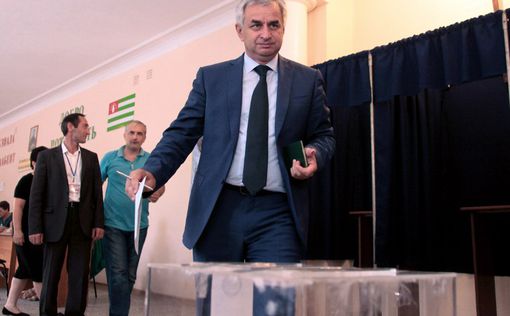 ЦИК Абхазии: побеждает оппозиционер