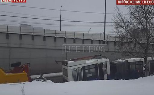 В Москве троллейбус развалился на две части