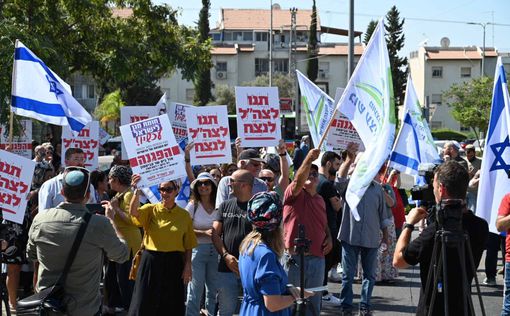 Сотни жителей Иудеи и Самарии вышли на протест под домом Ганца | Фото: Мэир Элифор, Совет поселений