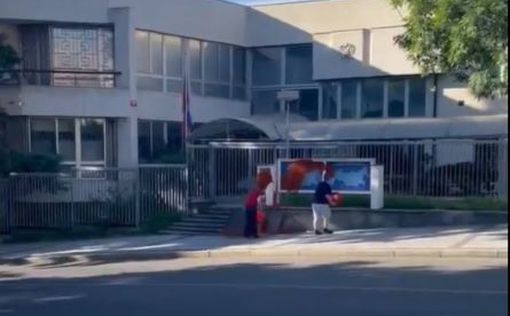 В Чехии российское посольство облили красной краской