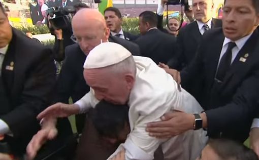 Фанат уронил Папу Римского на инвалида в коляске