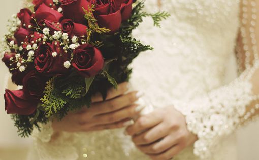 Канадская невеста оказалась “слишком меткой”, бросая букет – курьезное видео