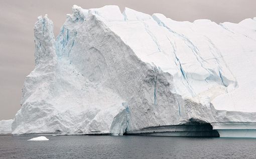 Ученые в тревоге: огромный айсберг пришел в движение