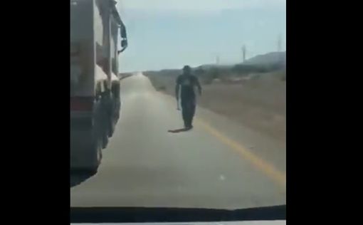 Видео: водитель грузовика бросился на женщин с молотком