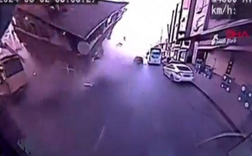 Безумное видео из Стамбула: здание обрушилось на дорогу, двое погибших