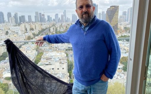 Эхуд Барак повесил на балконе черный флаг
