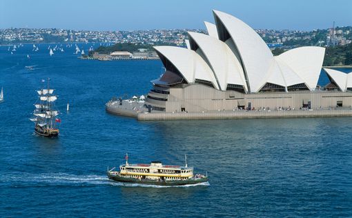 Судно с туристами частично затонуло у берегов Австралии