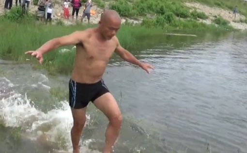 Монах из Шаолиня умеет бегать по воде