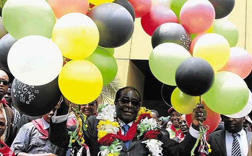 Президент Зимбабве запустил в воздух 90 шаров