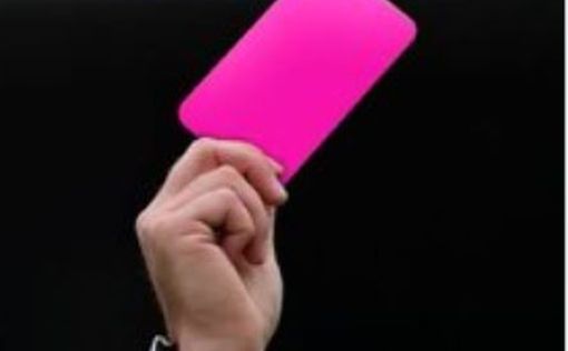 В футболе новшество - розовая карточка