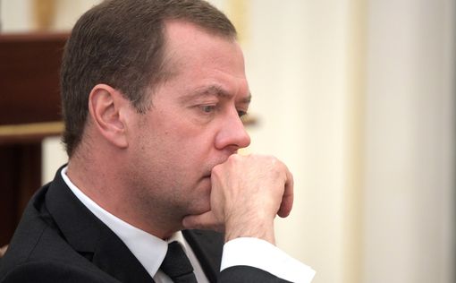 Медведев назвал новые санкции против РФ "торговой войной"