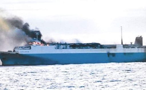 В Японском море сгорело российское судно-ролкер "Ангара"