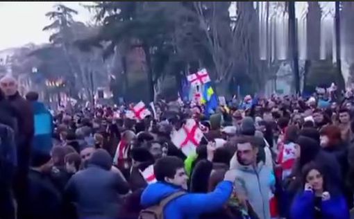 В Грузии возобновились протесты: тысячи людей собрались возле парламента