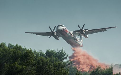 Военные самолеты сбрасывают воду на горящие леса Амазонки