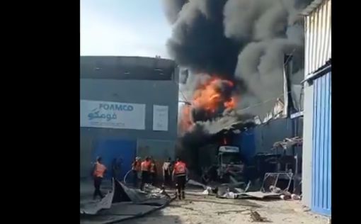 В Газе полыхает фабрика по производству губок: видео