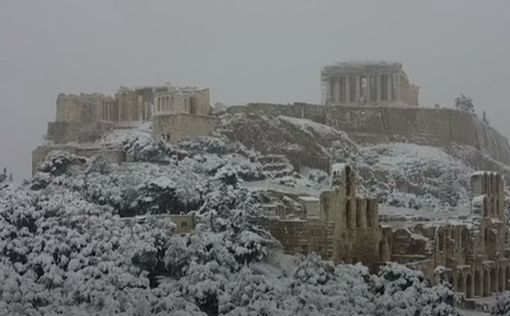 Акрополь засыпало снегом | Фото: AFP