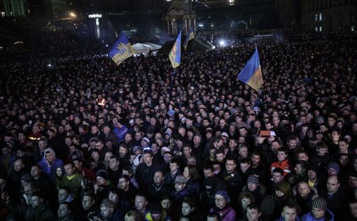 Люди требуют отставки Януковича до 10 утра