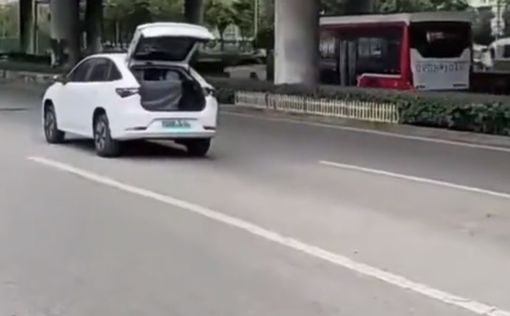 Видео: у китайского электрокара отвалился аккумулятор прямо на ходу