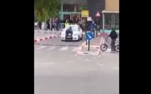 Видео: авто босса попрошаек сбила охранника в молле Раананы
