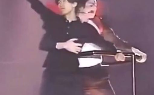 В 1996 году во время концерта в Сеуле к Майклу Джексону на кран забрался фанат