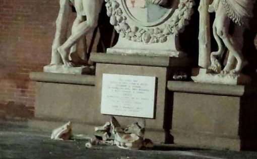 Туристы в Италии раскололи статую, пытаясь сделать селфи